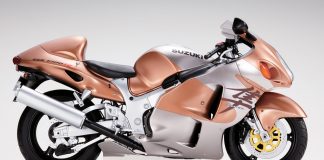 Cover image of a 1:4 Suzuki Hayabusa scale model motorbike, for a blog about the history and origin of the world's fastest production motorcyle, the Suzuki Hayabusa.