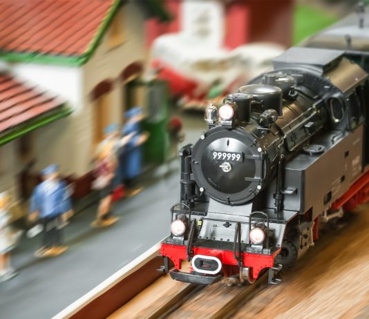 Image of a model train, as part of a blog about model train scales and sizes.