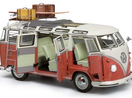 Image of 1:8 scale DeAgostini ModelSpace VW T1 Samba model, as part of a blog about the volkswagen bus history and facts.